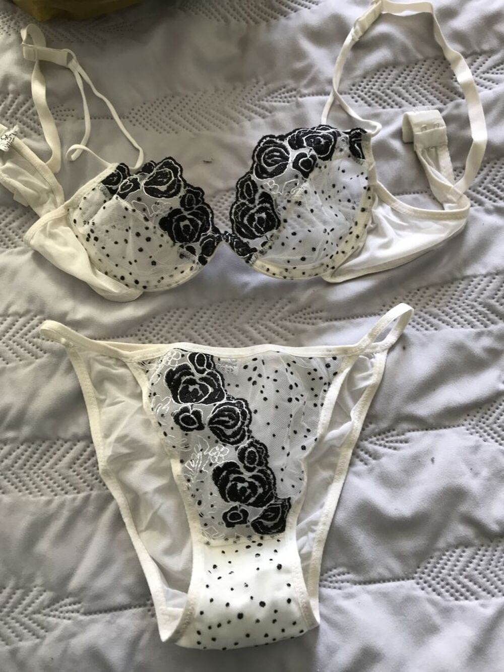 ENSEMBLE DE LINGERIE Blanc roses Noires T. 85 B Vêtements