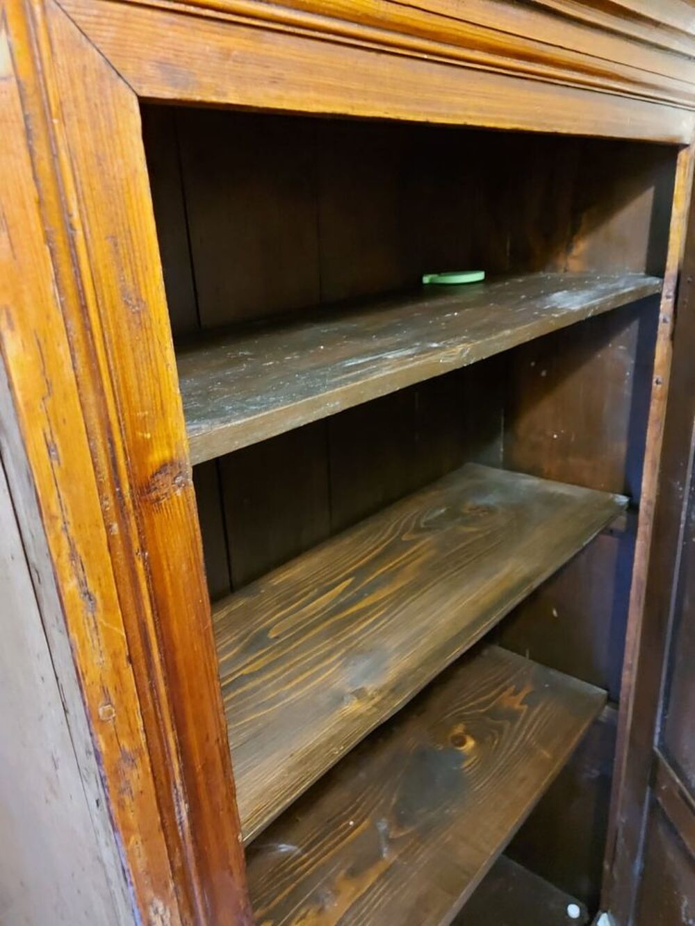 Armoire en noyer verni style Louis XV Meubles