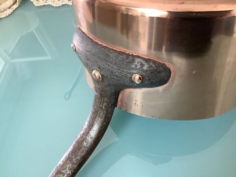 Lot de casseroles en cuivre avec barre en fer forg�.  50 Saint-Froult (17)