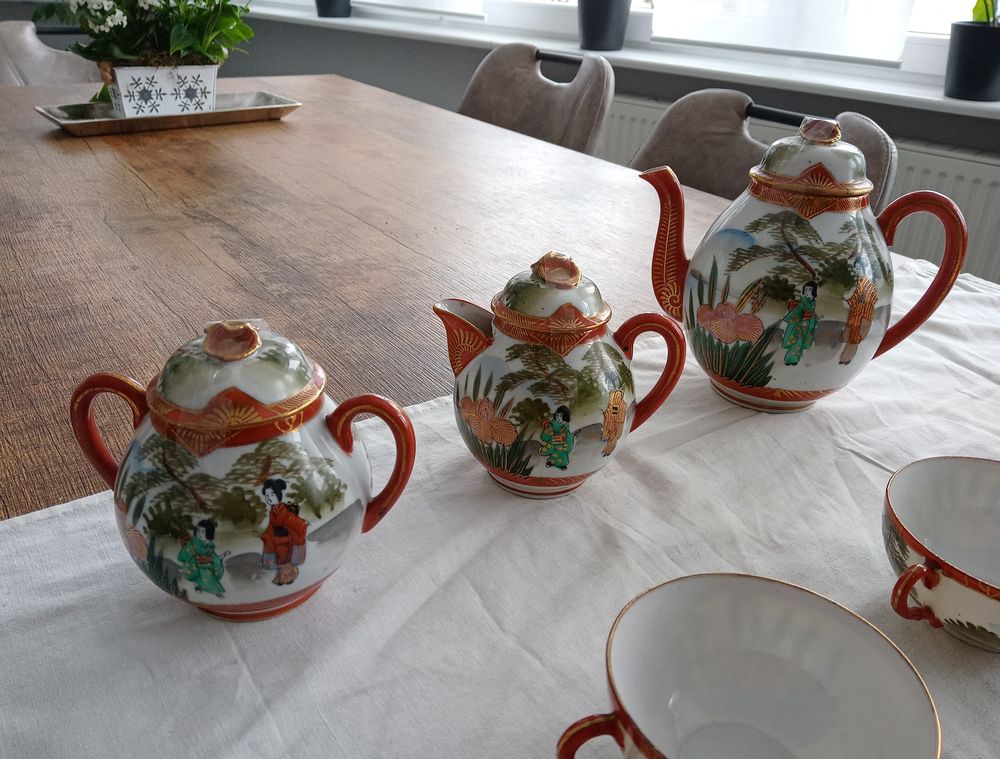 Service &agrave; th&eacute; ou caf&eacute; en porcelaine &agrave; d&eacute;cors japonisant 