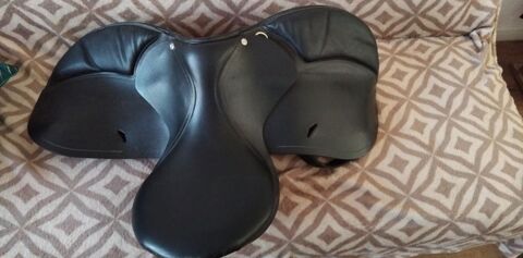 Selle d'�quitation veritable  cuir noir  16 1/2 pouces
130 Bailleul (59)