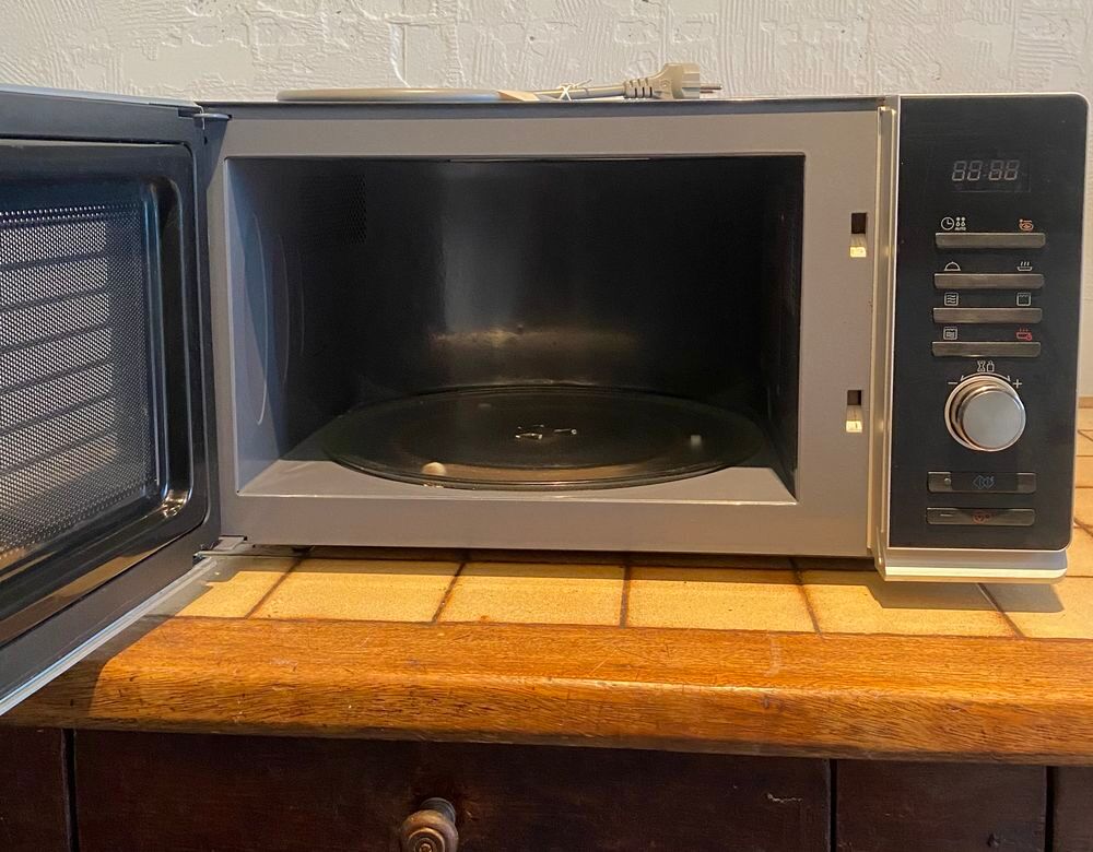 four MICRO-ONDES LGB Cuisine