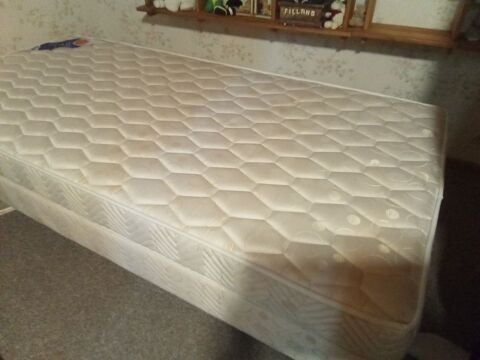 Matelas Bultex SAGA semi ferme quasi neuf beige cr�me
80x190 100 Nouzerines (23)