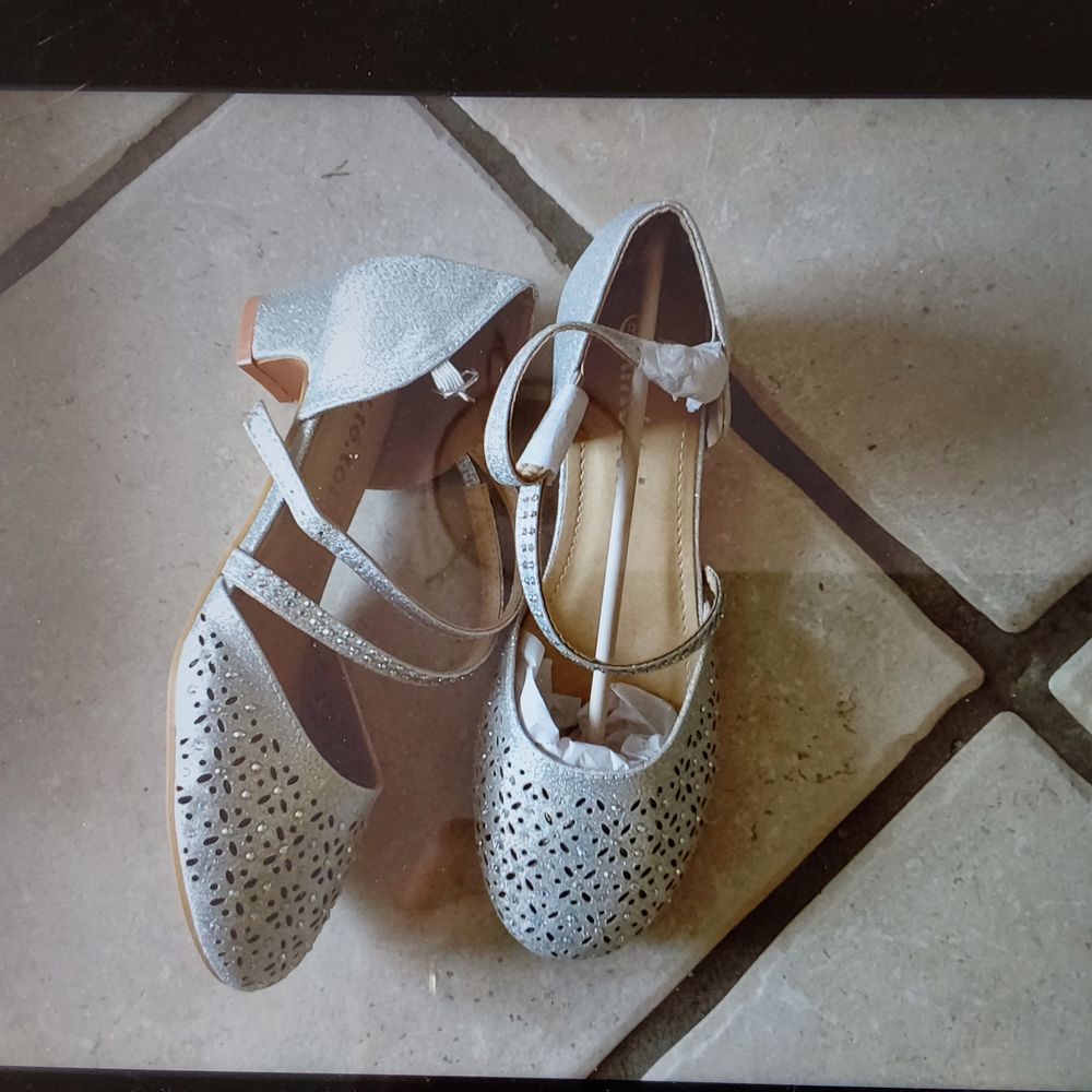 Chaussures neuves argent&eacute;es pointure 35 ki..te.toi Chaussures