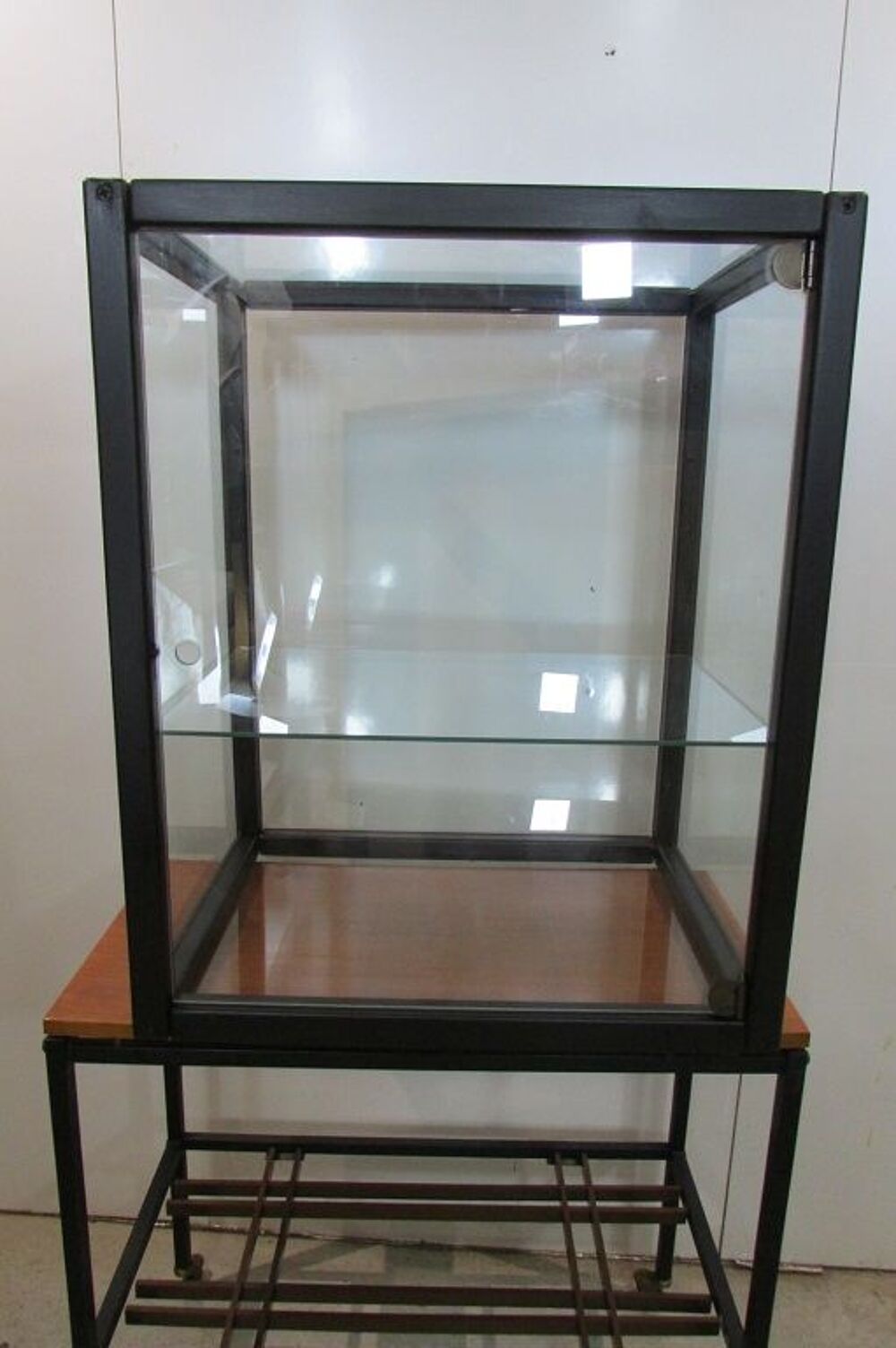 Vitrine toutes faces ancienne Meubles