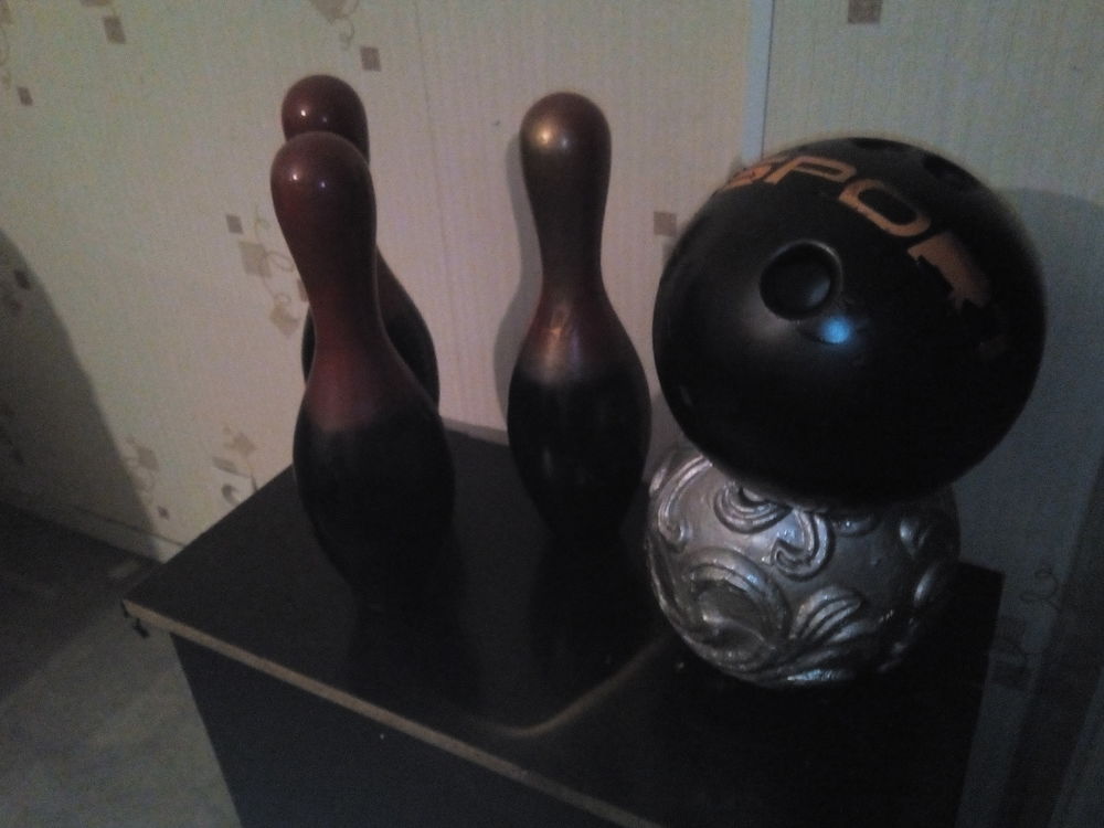 3 quilles de bowling et la boule Consoles et jeux vidéos