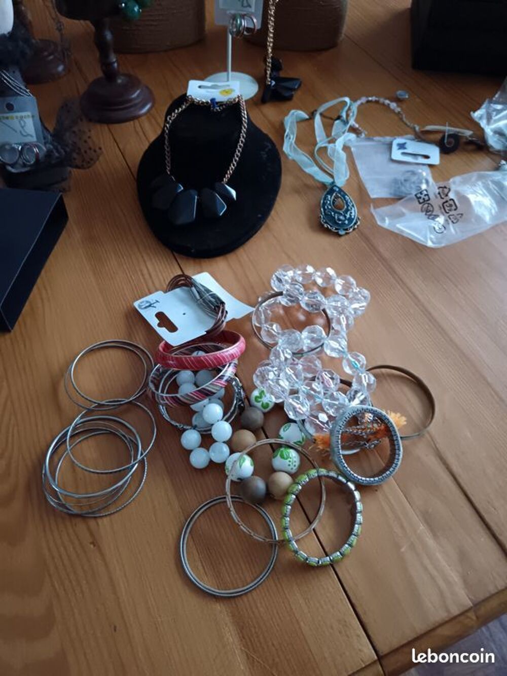 Enorme lot bijoux - Pr&eacute;sentoirs - Emballages Bijoux et montres