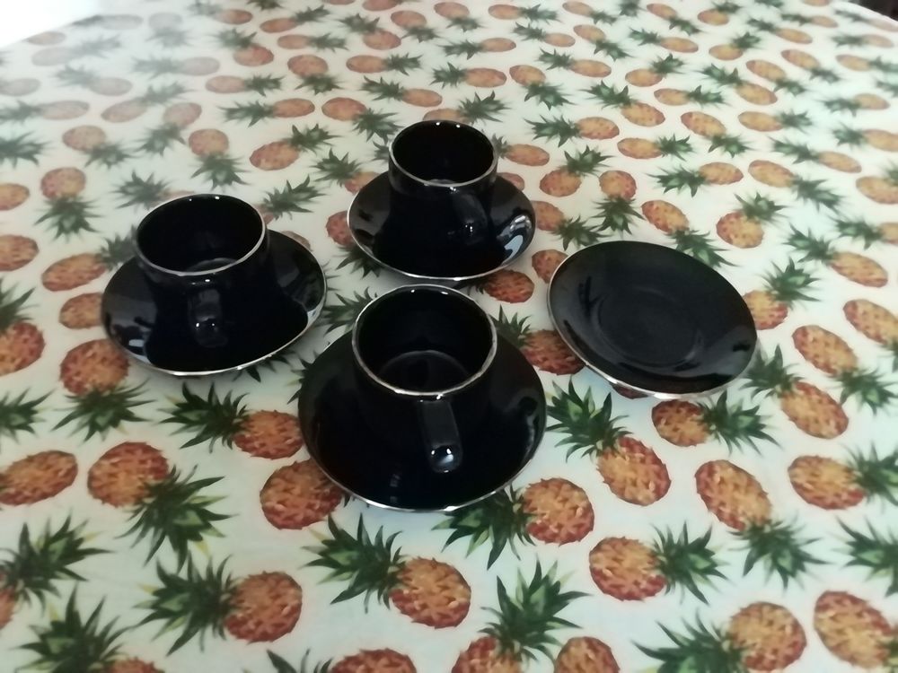 Tasses noires sign&eacute;es EXPRESSO avec liserai OR Cuisine