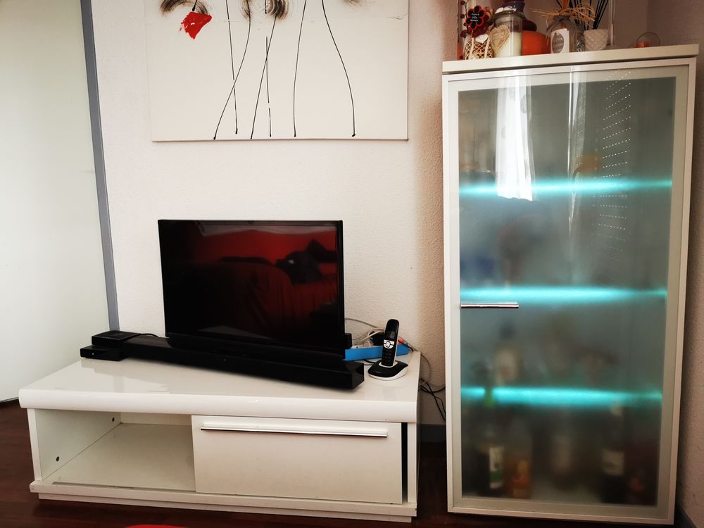 Meuble blanc laqu&eacute; TV ainsi que meuble 3 etageres lumineux Meubles