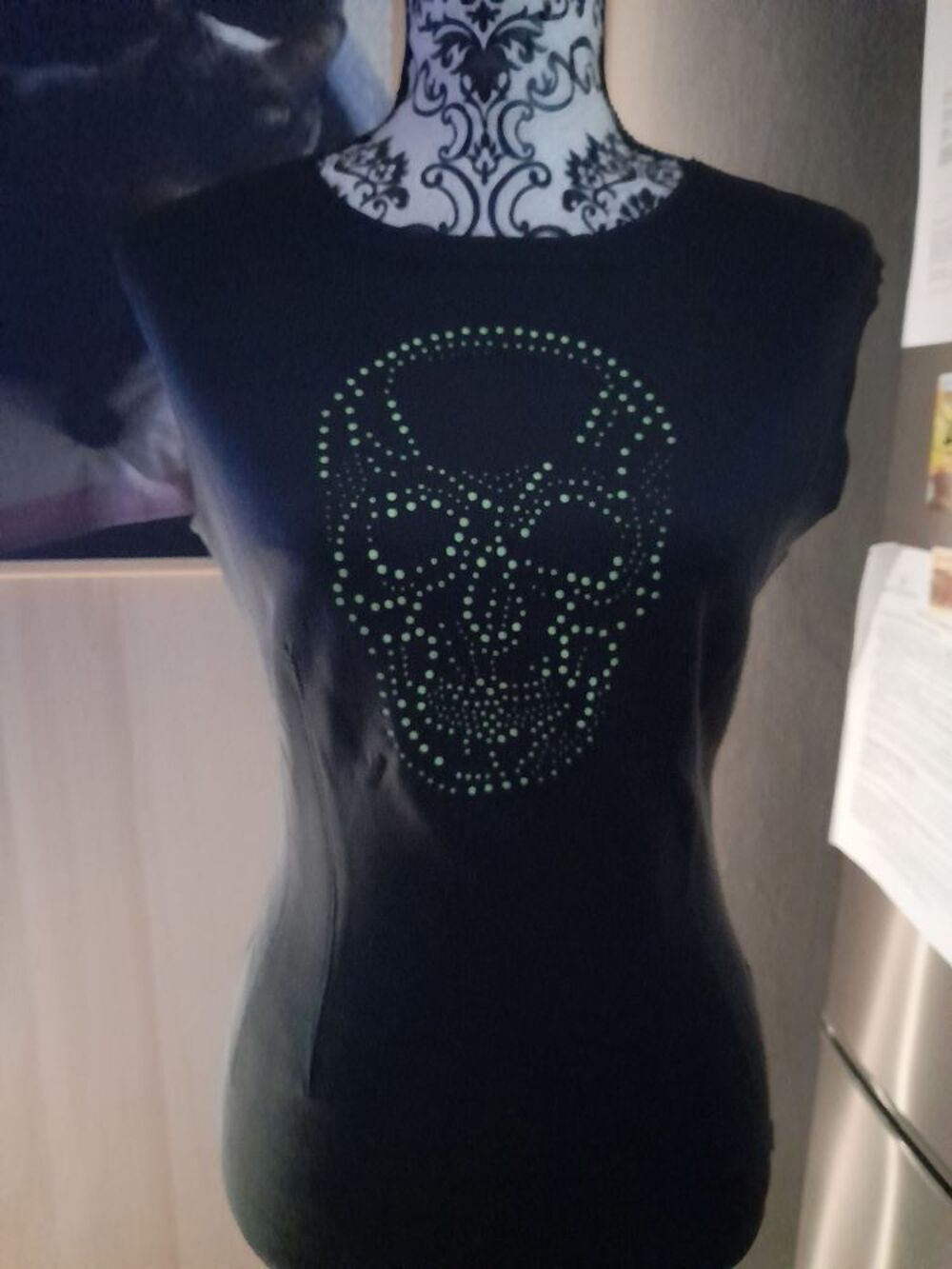 TOP NOIR sans manche tete de mort fluoresescente,NEUF 1060cl Vêtements