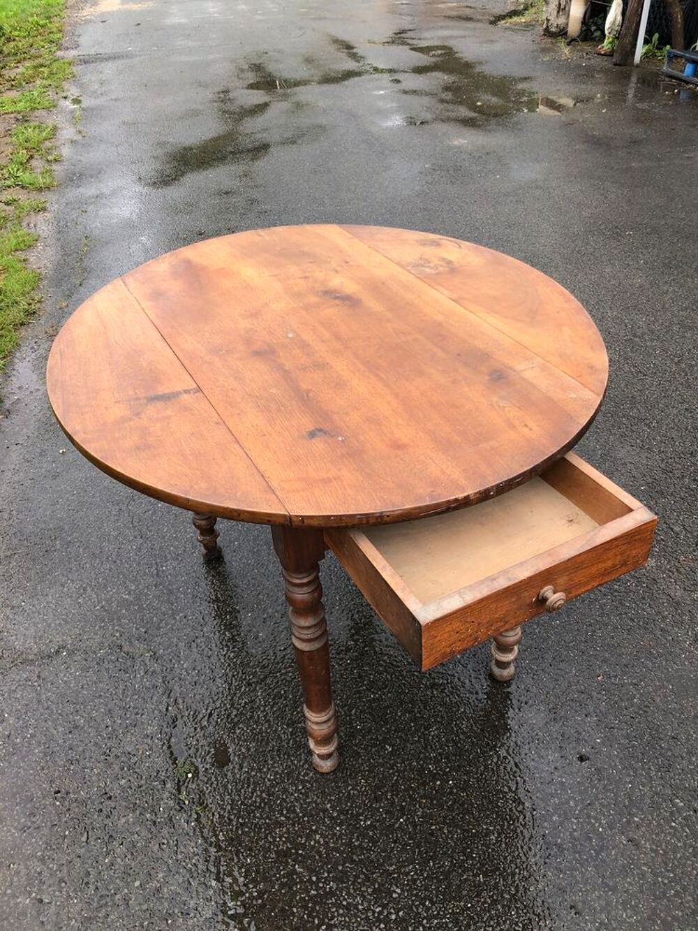Table ronde &agrave; volet / tiroir (G) Décoration