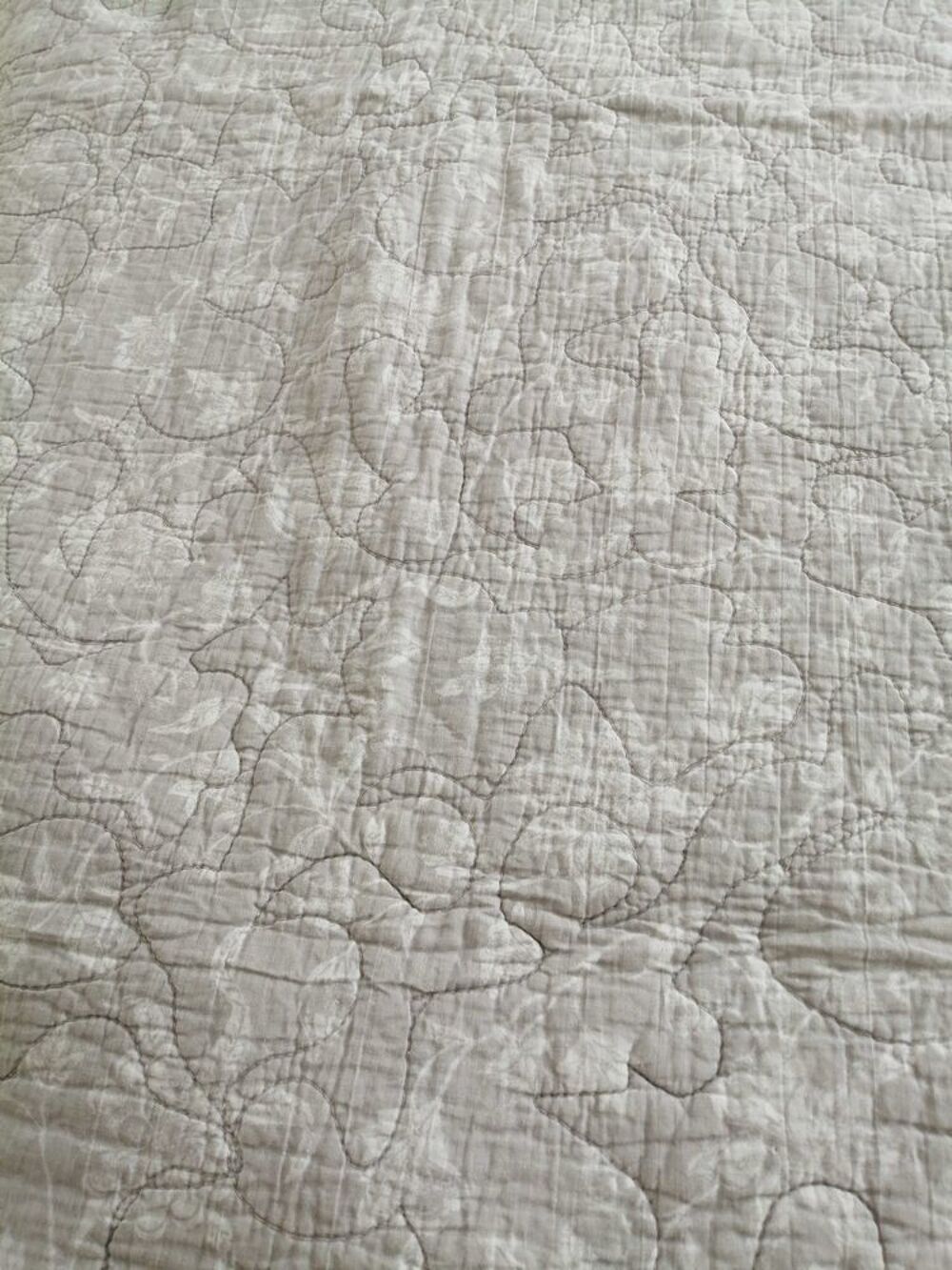 boutis carr&eacute; &agrave; fleurs taupe saumon 100% coton Décoration