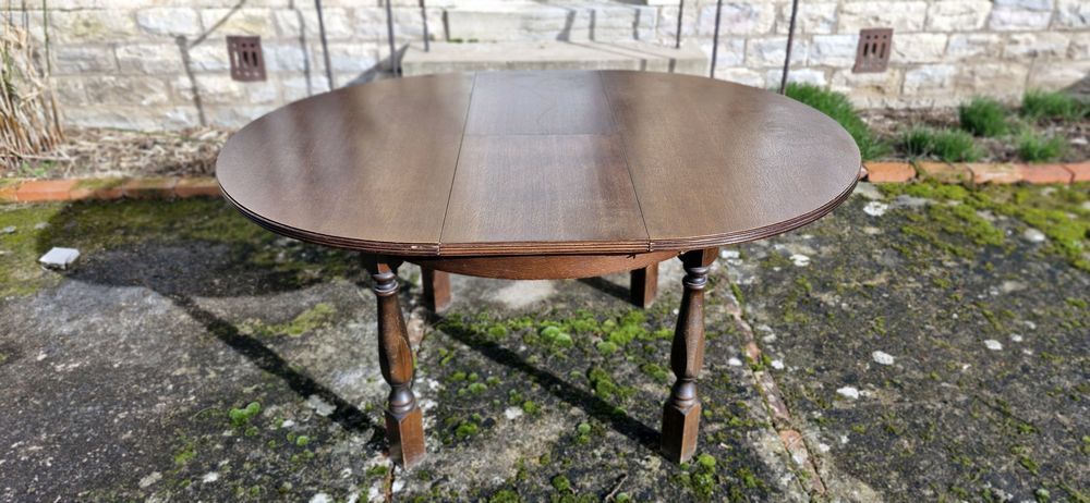 Table ronde en bois avec 1 rallonge int&eacute;gr&eacute;e
Meubles