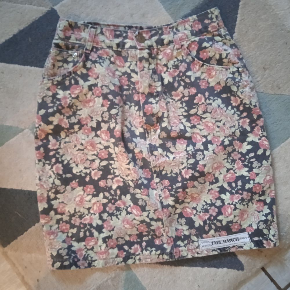 Jupe courte motifs fleurs sur fond noir, fermeture eclair et Vêtements