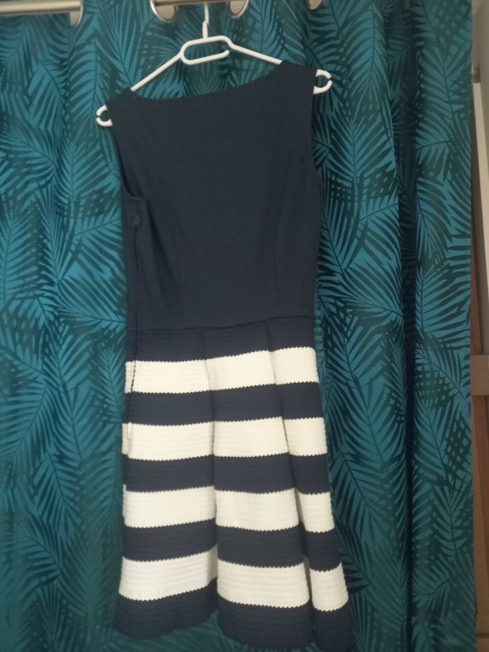 une jolie robe de nanaf taille m Vêtements