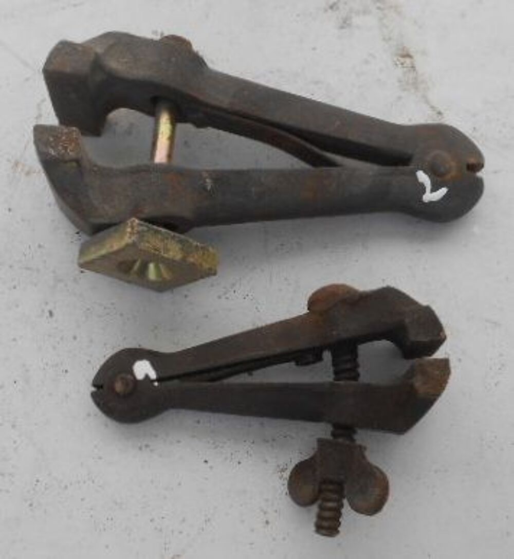 &Eacute;taux &agrave; main anciens dans leurs jus 1 gros et 1 petit
Bricolage