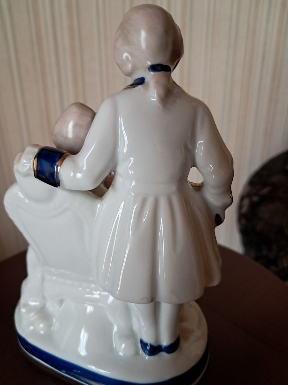 Statue en porcelaine avec estampille bleue dessous 