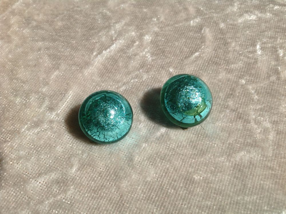 BOUCLE OREILLE PINCE RONDE NACRE?E BLEU VERT Envoi Possible
Bijoux et montres