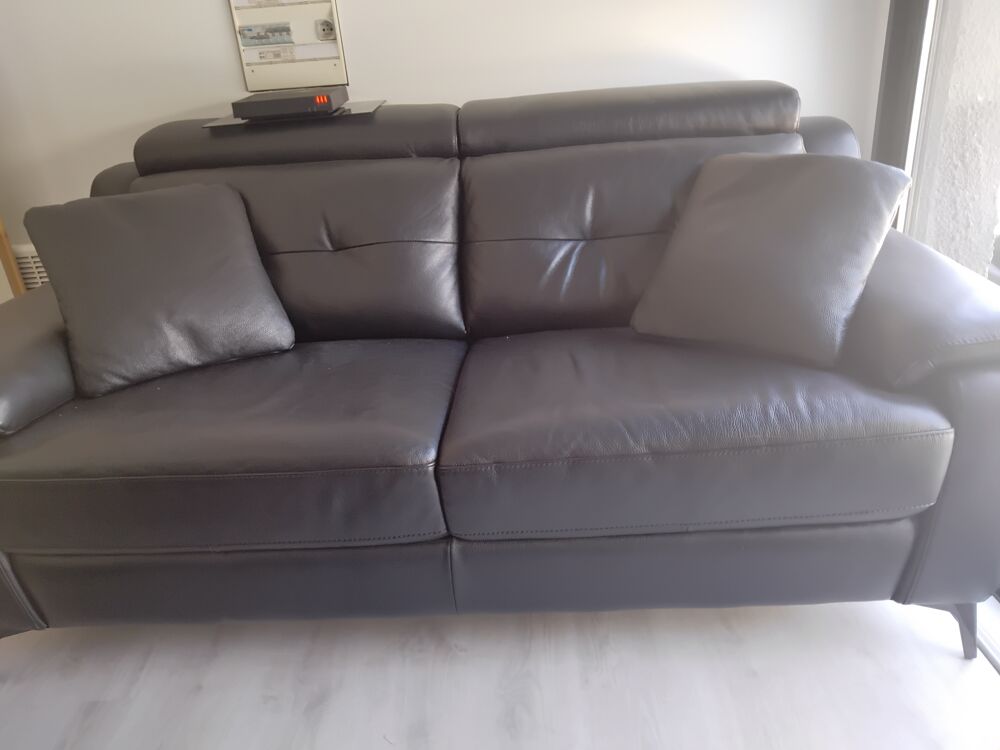 Canap&eacute; cuir noir tr&egrave;s bonne &eacute;tat avec deux coussins cuir Meubles