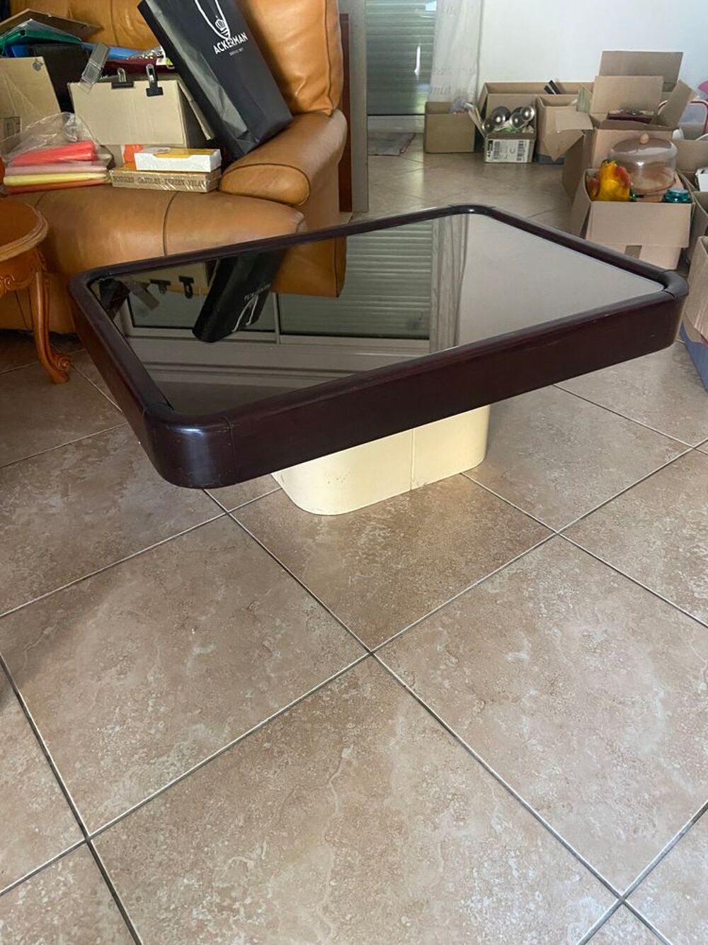 table basse vintage rectangulaire des ann&eacute;es 1970 ou 1980, caract&eacute;ris&eacute;e par un plateau en verre fum&eacute; ins&eacute;r&eacute; dans un &eacute;pais cadre en bois Meubles