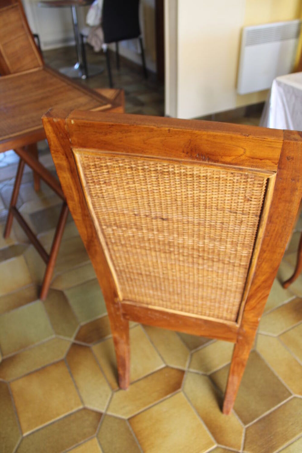 2 chaises bois massif assise et dos tress&eacute; et leur gueridon Meubles
