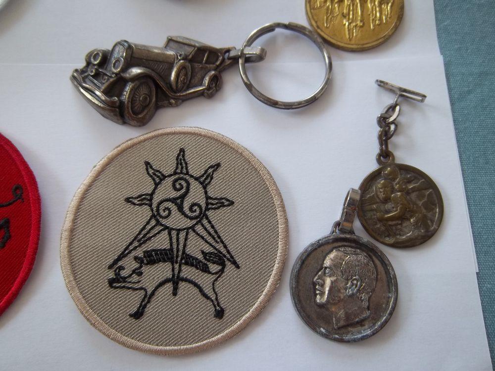 lot militaire divers &eacute;cussons insignes collection 