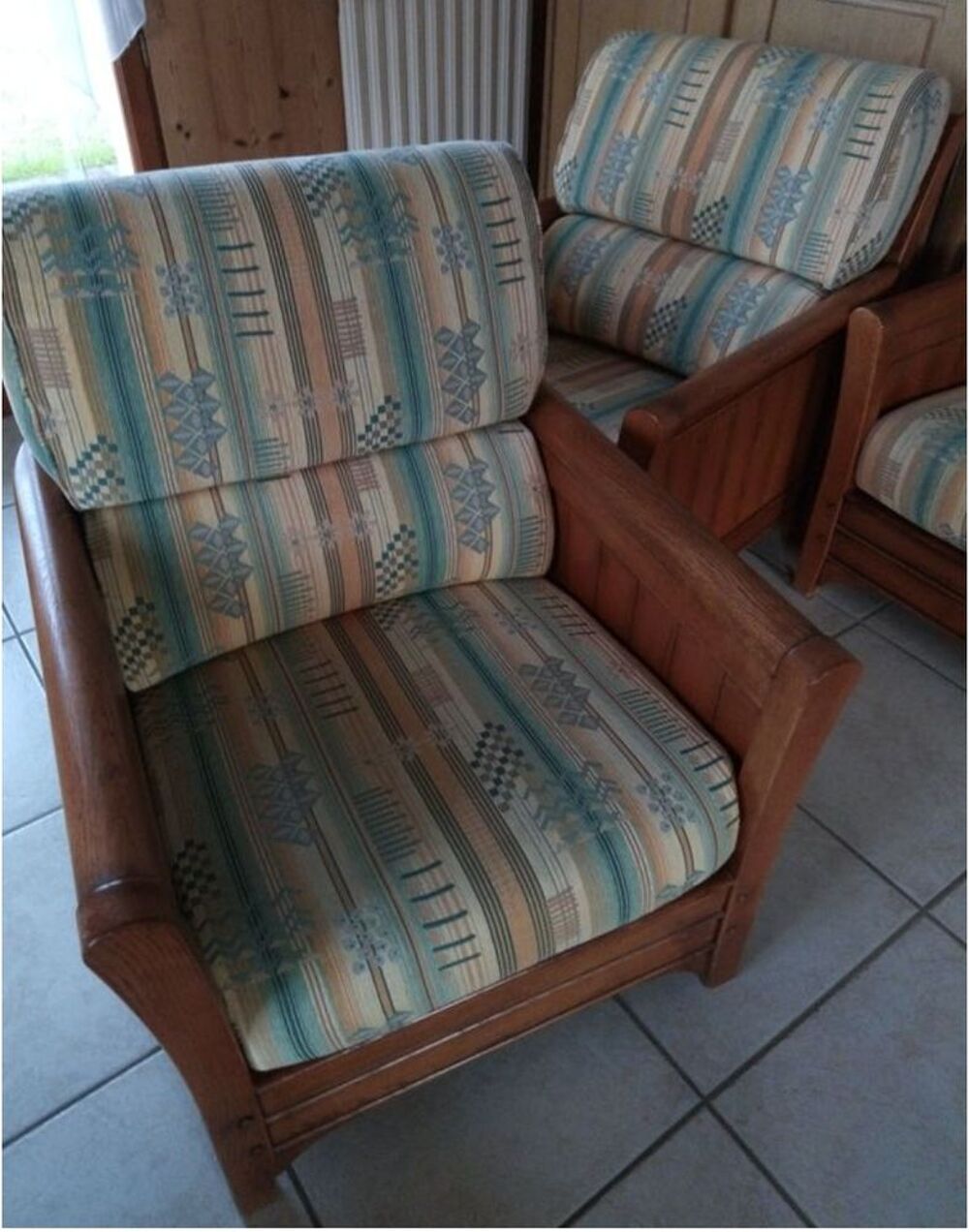 Canap&eacute; et 2 fauteuils en ch&ecirc;ne massif et tissu. Meubles