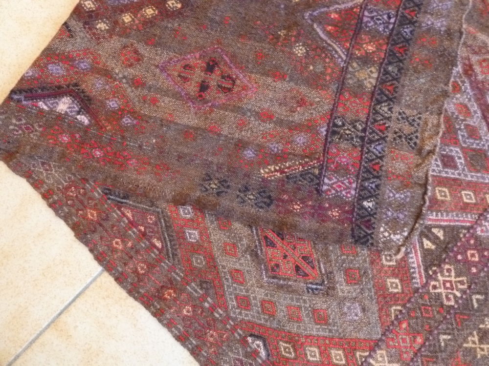 Tapis kurde tissage brod&eacute;,
153 cm x 135 cm Décoration