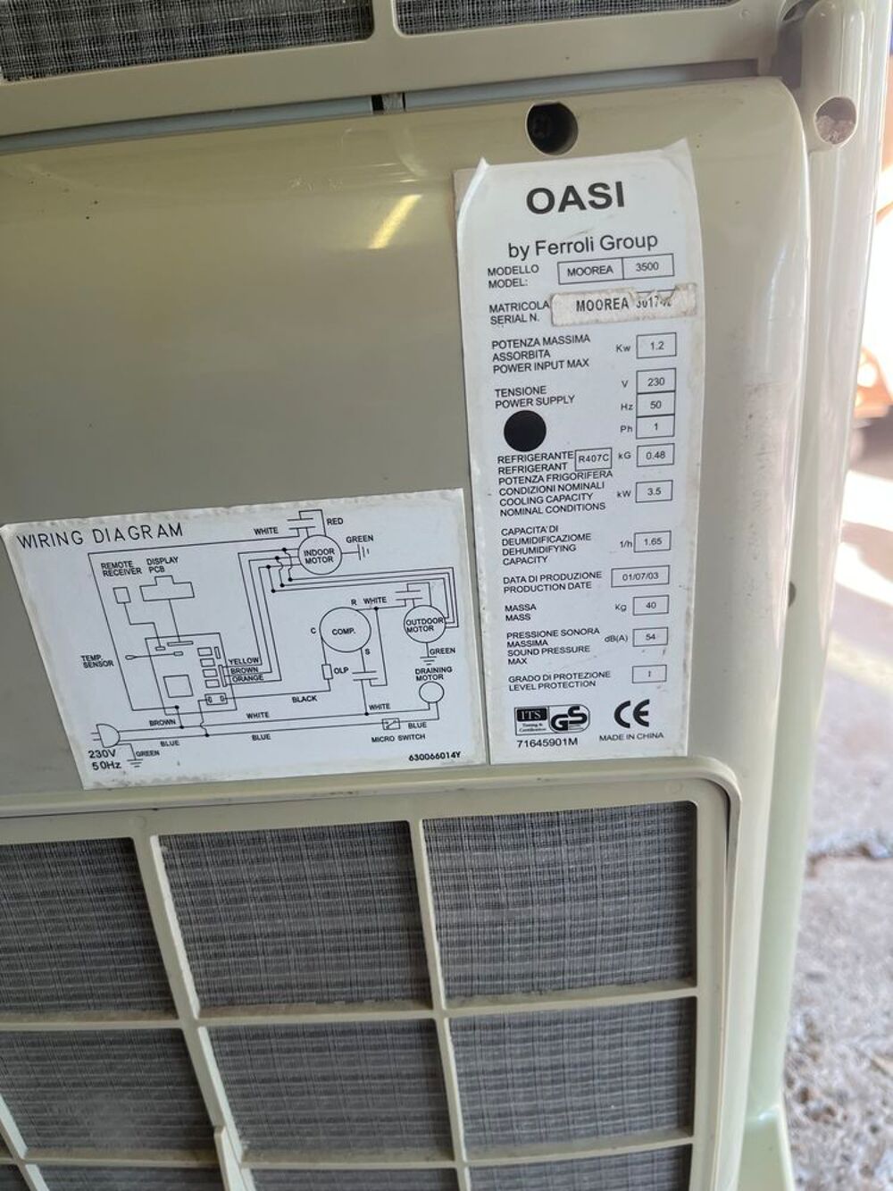 Climatiseur mobile blanc, parfait pour rafra&icirc;chir votre int&eacute; Electroménager