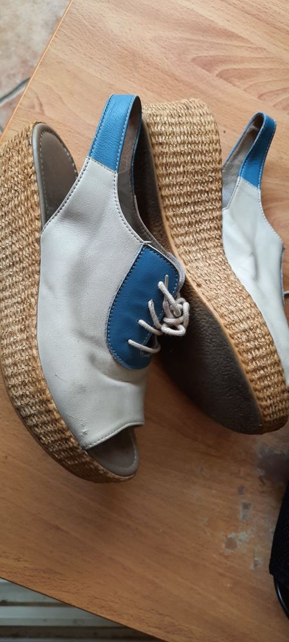 Chaussures d'&eacute;t&eacute; beige et bleu cuir dessus. Chaussures