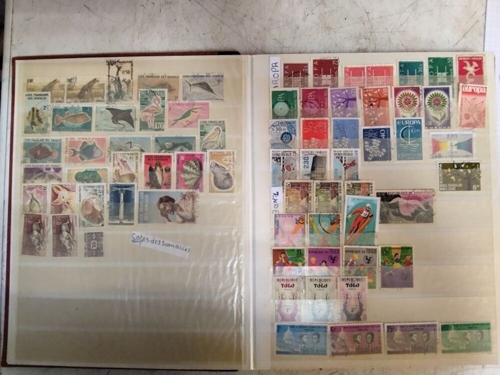 Lot de timbres de collection en classeur 