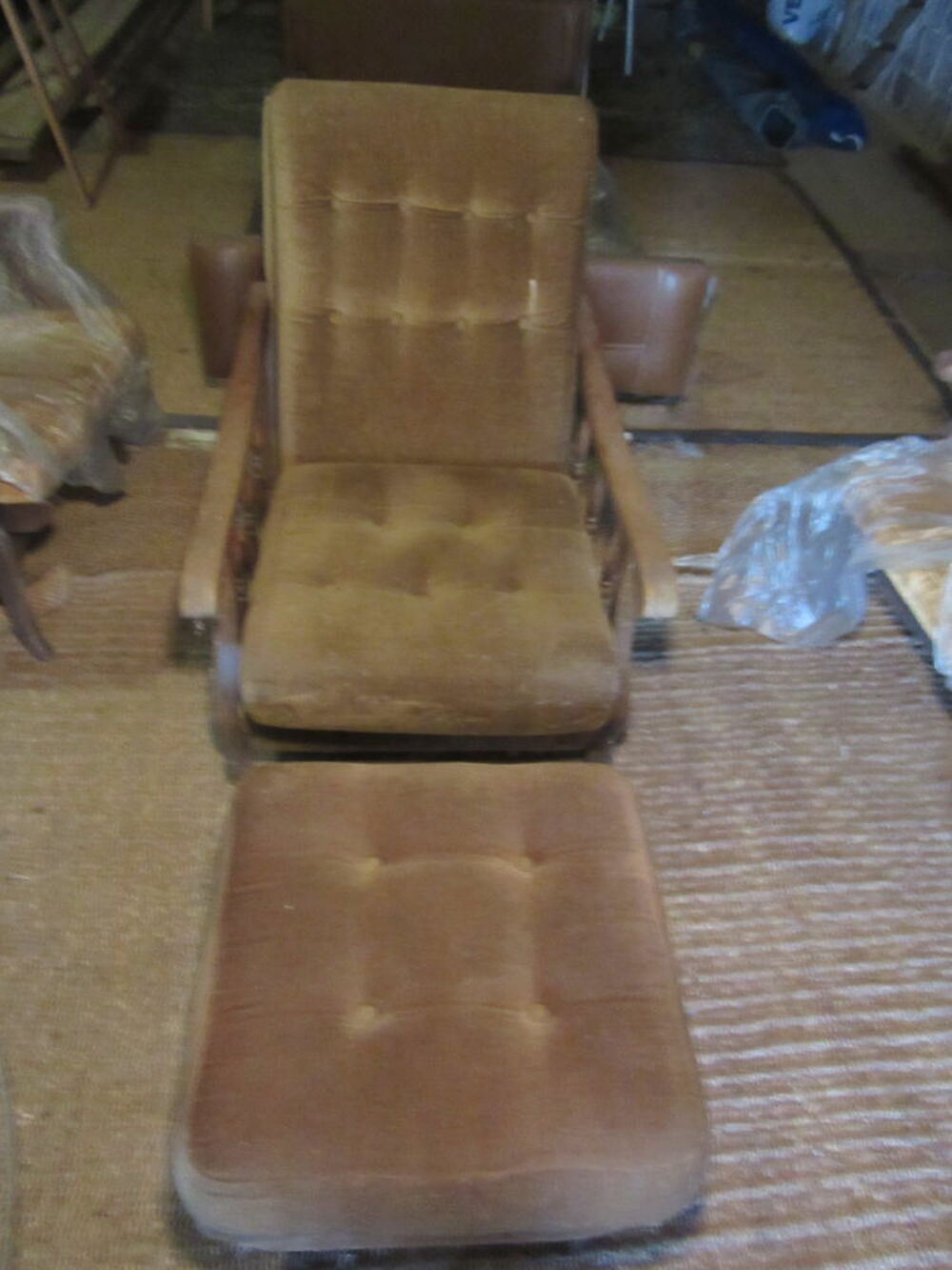 Fauteuil vintage et pouf Meubles
