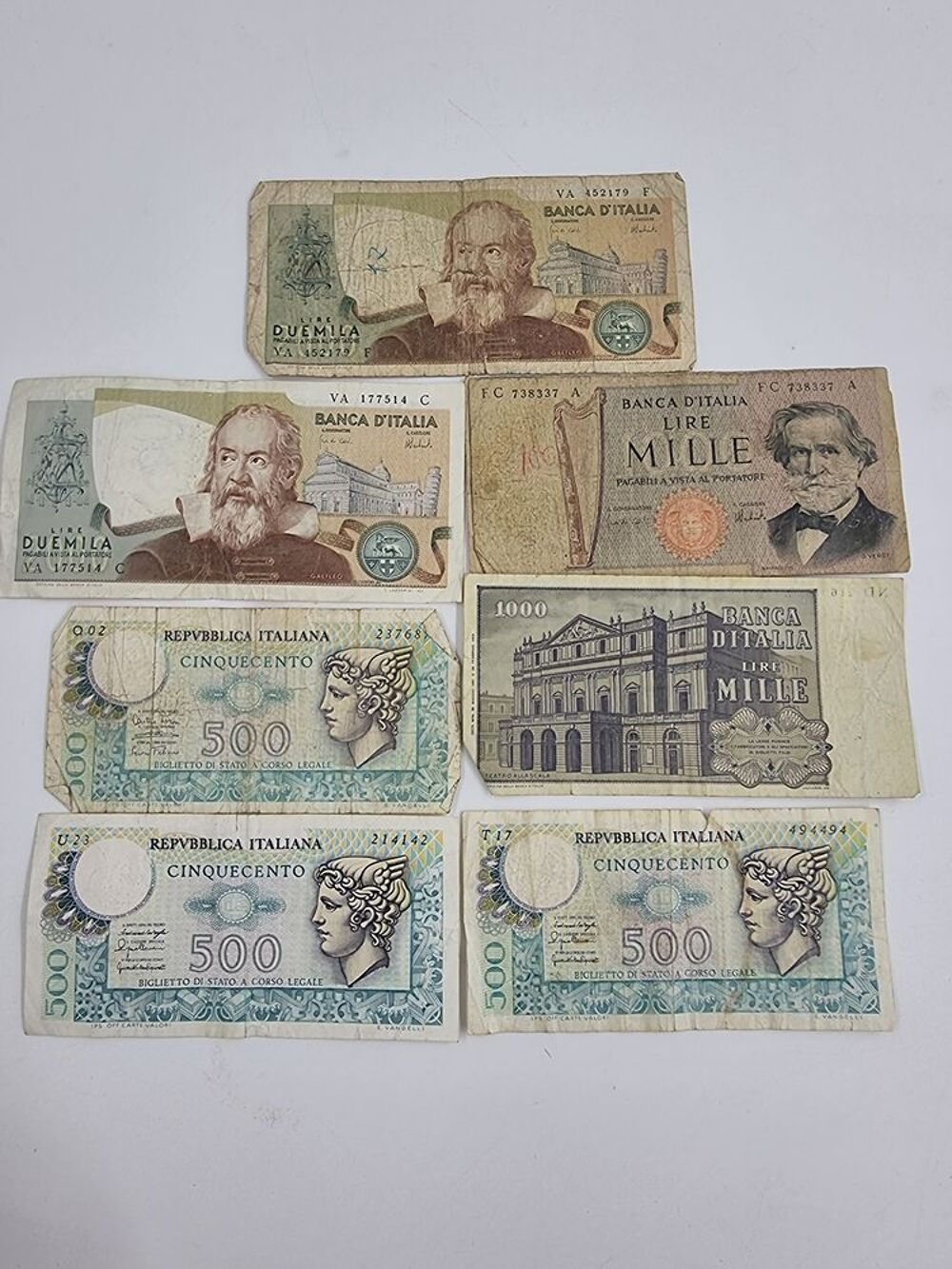 Lot de de 7 anciens billets de banque de 2 x 2000, 3 x 1000 