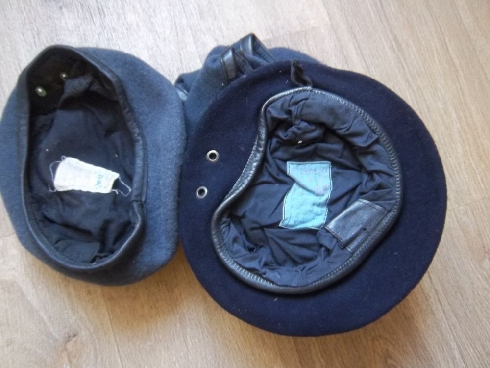 lot 6 b&eacute;rets RAF et 1 Fran&ccedil;ais &eacute;quipement militaire 