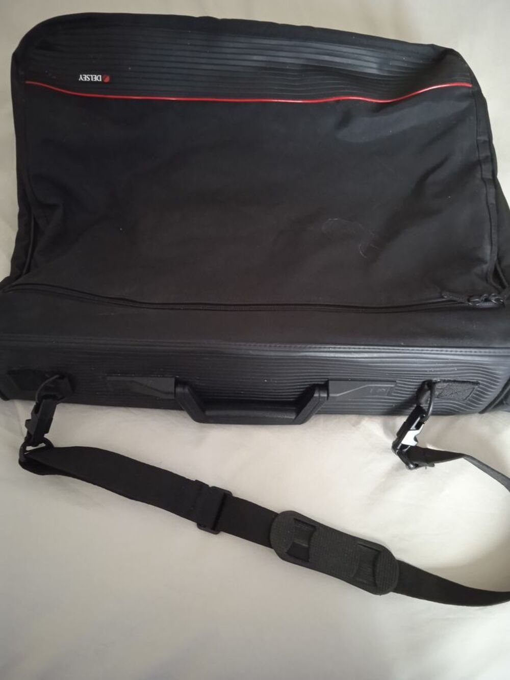 Porte vetements et costumes delsey helium Maroquinerie