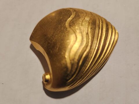 Broche Coquillage cisel� dor� ANTIGONA 85 Vigneux-sur-Seine (91)