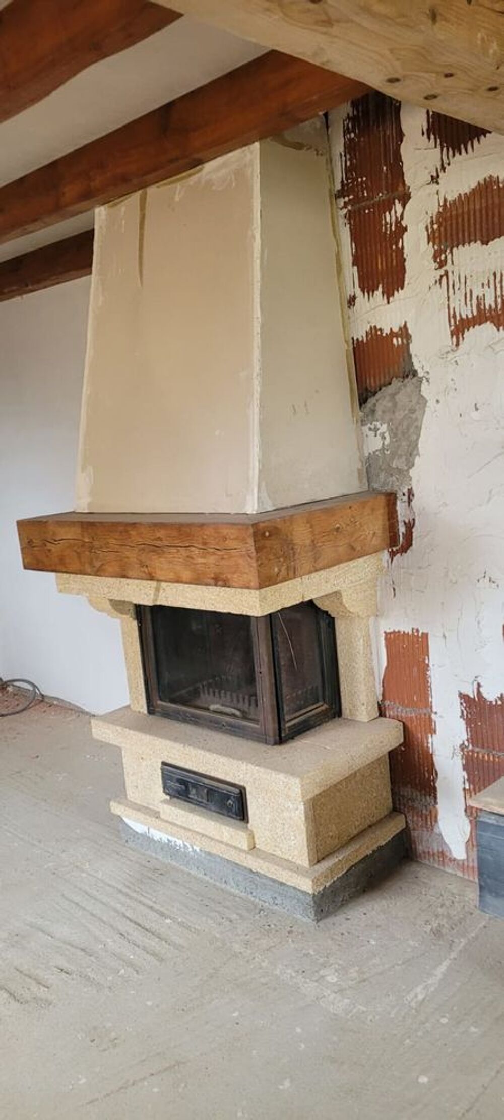 Chemin&eacute;e &agrave; foyer ferm&eacute; Meubles