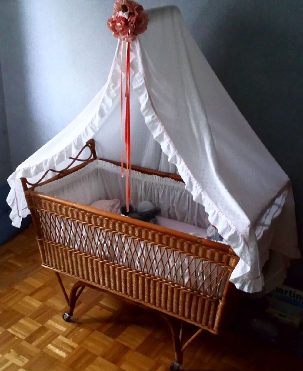 Berceau en rotin. Mobilier enfants