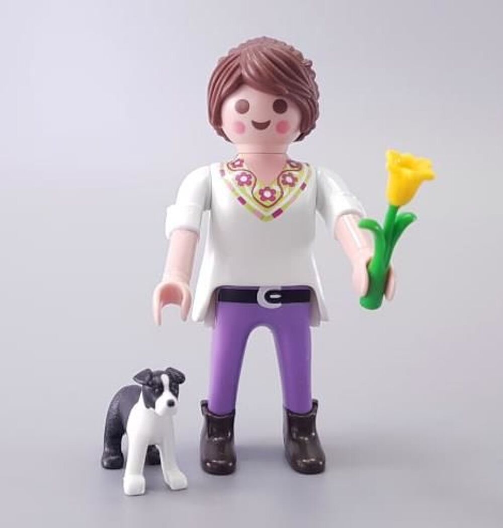 Playmobil figurine mod&egrave;le 70371 jeune fille/femme avec chien Jeux / jouets