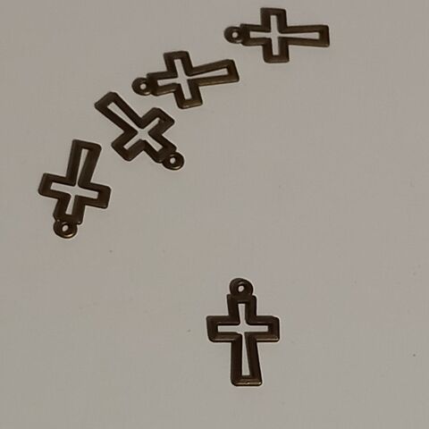 Lot de 5 breloques , mdailles en forme de croix             2 Saumur (49)