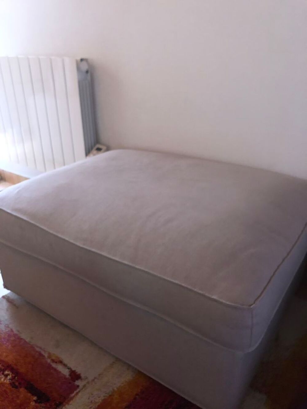 Canap&eacute; 2-3 places tissus gris et son pouf-coffre Meubles