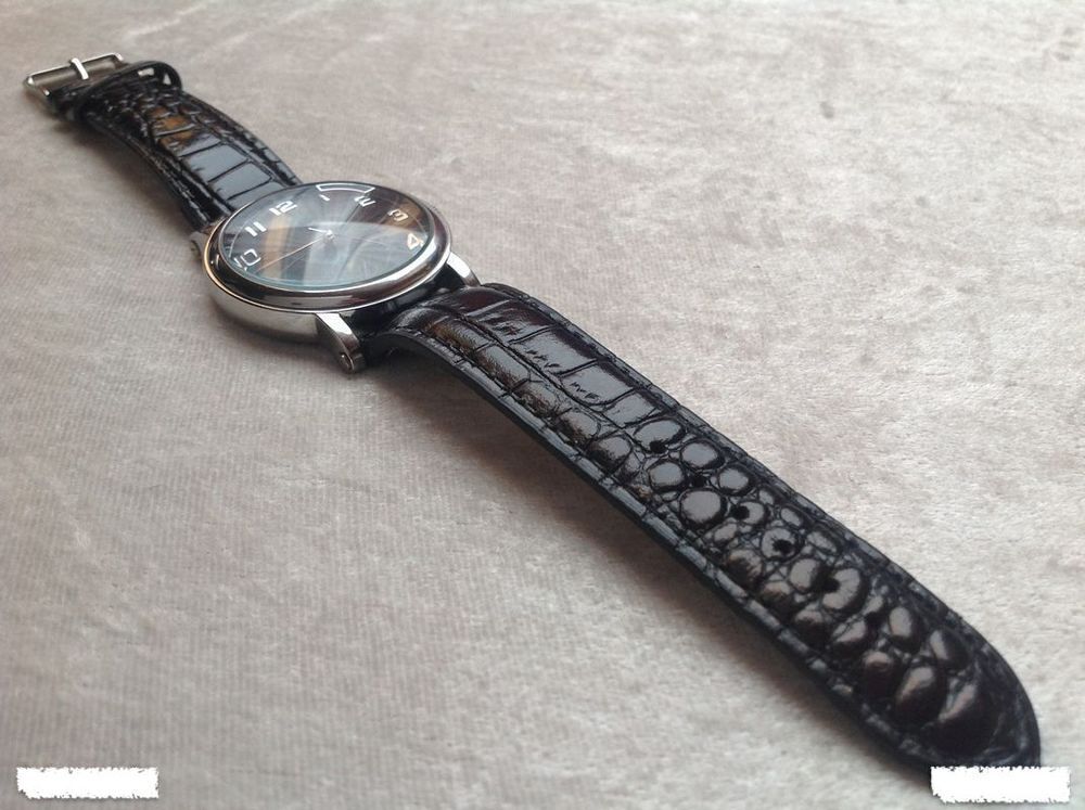 BRACELET EN CUIR NOIR &Eacute;TAT NEUF BARRETTES 20mm
Bijoux et montres