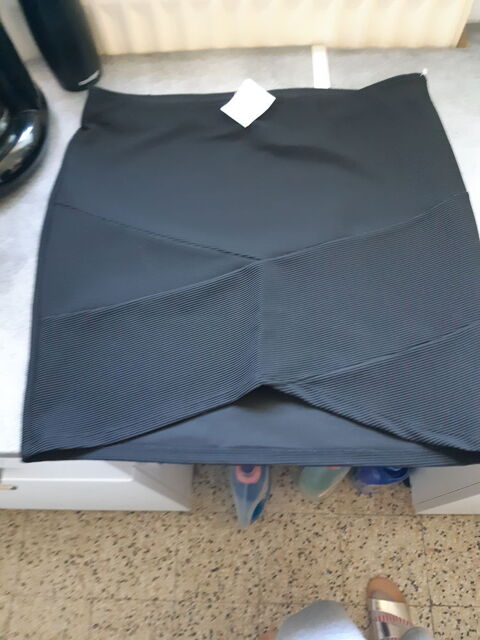 jupe noire, croisée sur le devant, NEUVE, étiquettée CAMAIE 9 Lyon 5 (69)