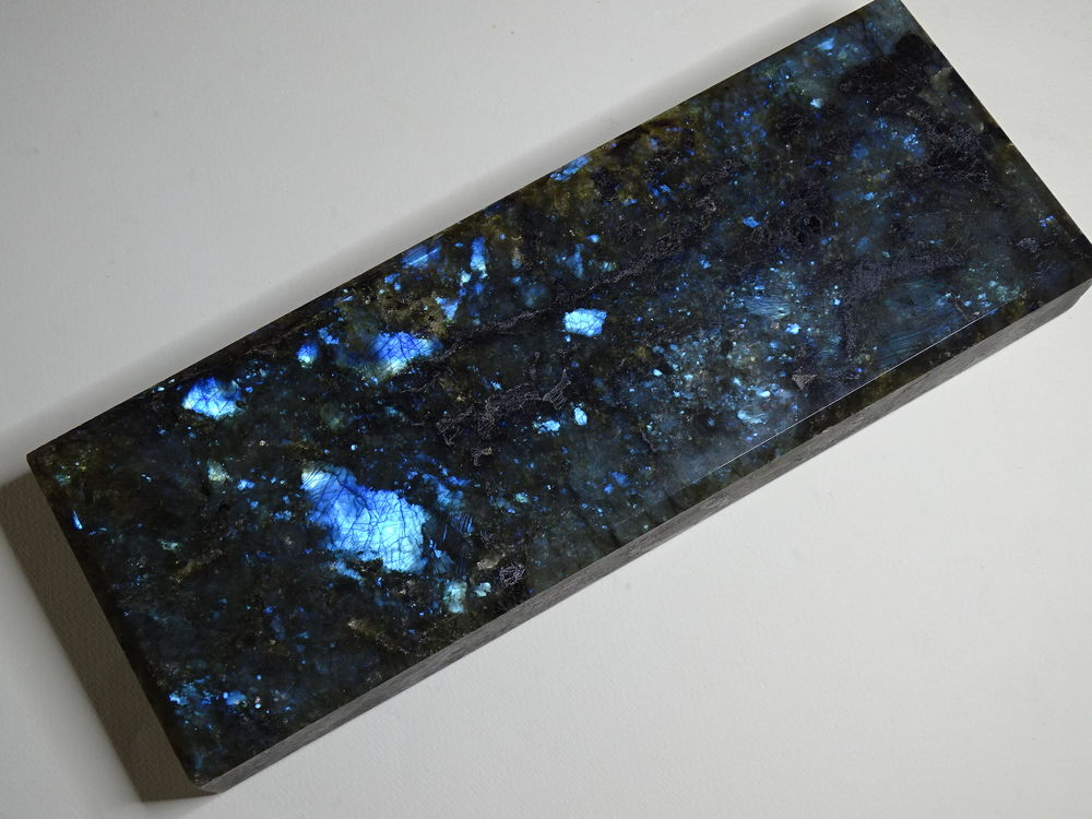 Labradorite naturelle polie sur une face Madagascar 3,598 kg 