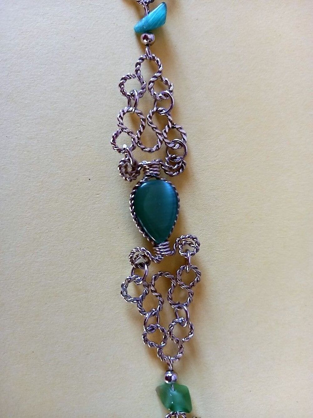 Bracelet fantaisie pierres vertes et m&eacute;tal argent&eacute; Bijoux et montres