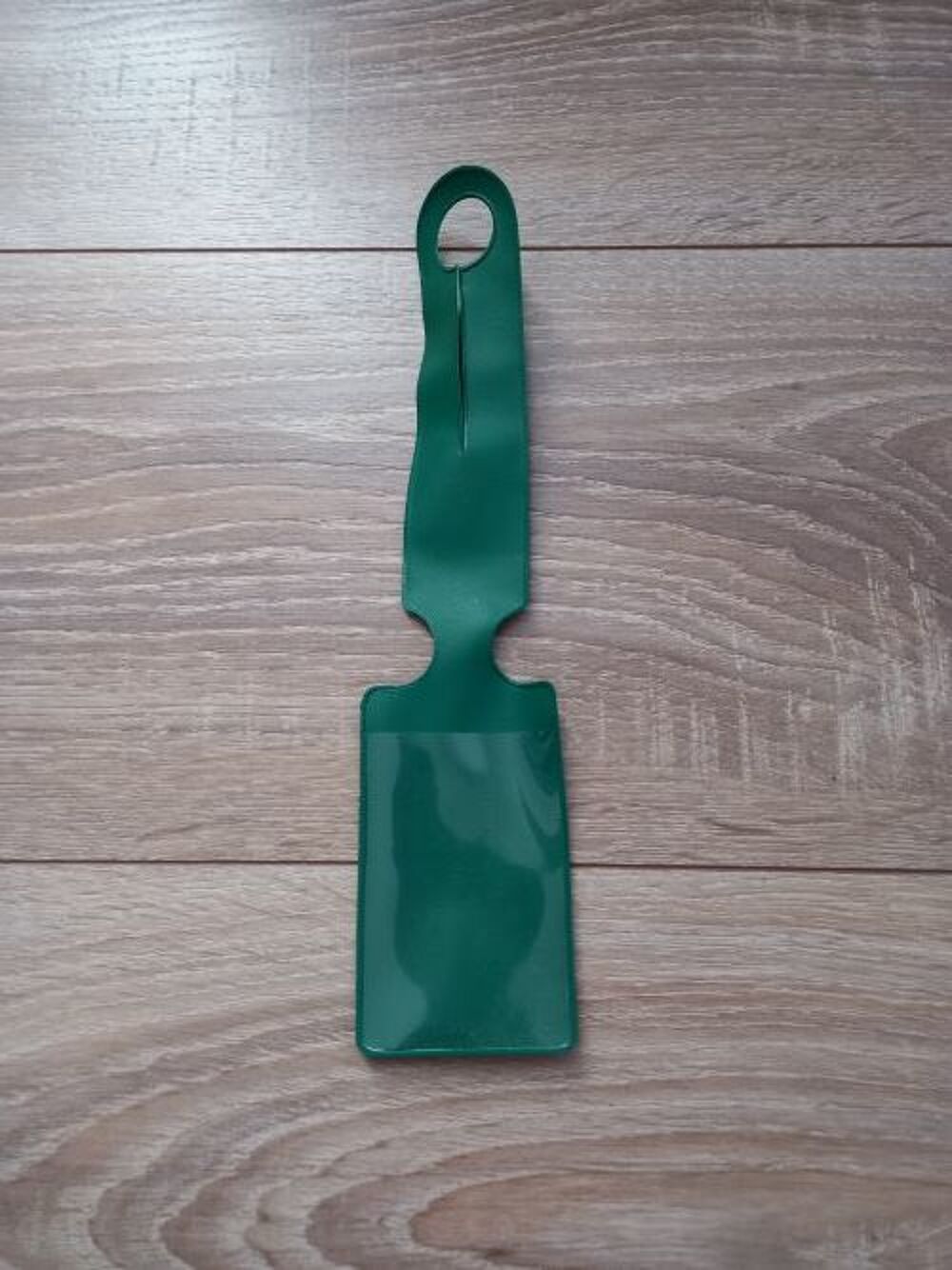 Un porte &eacute;tiquette pour bagage en pvc Maroquinerie