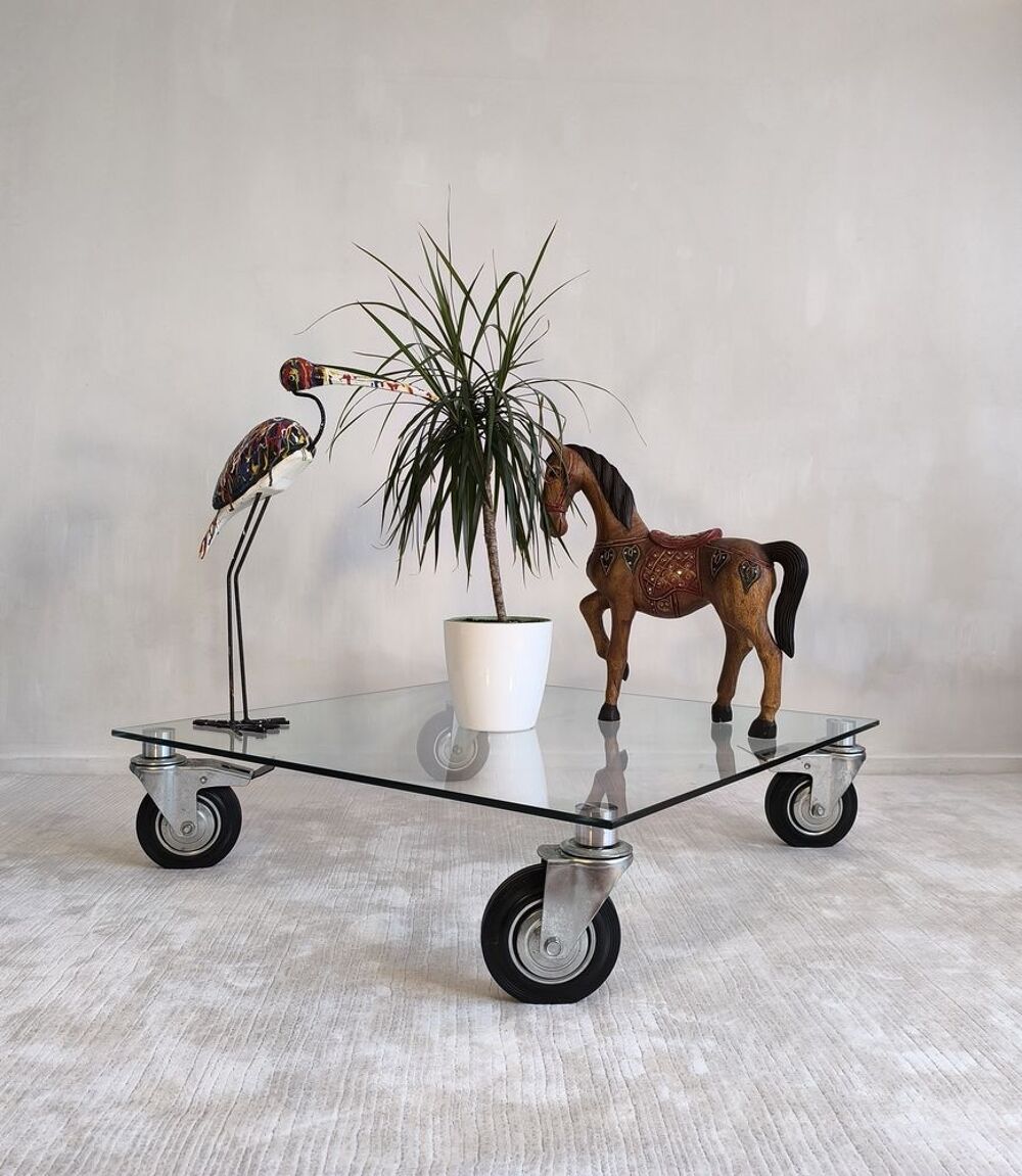 Belle table basse design en verre &agrave; roulettes Meubles