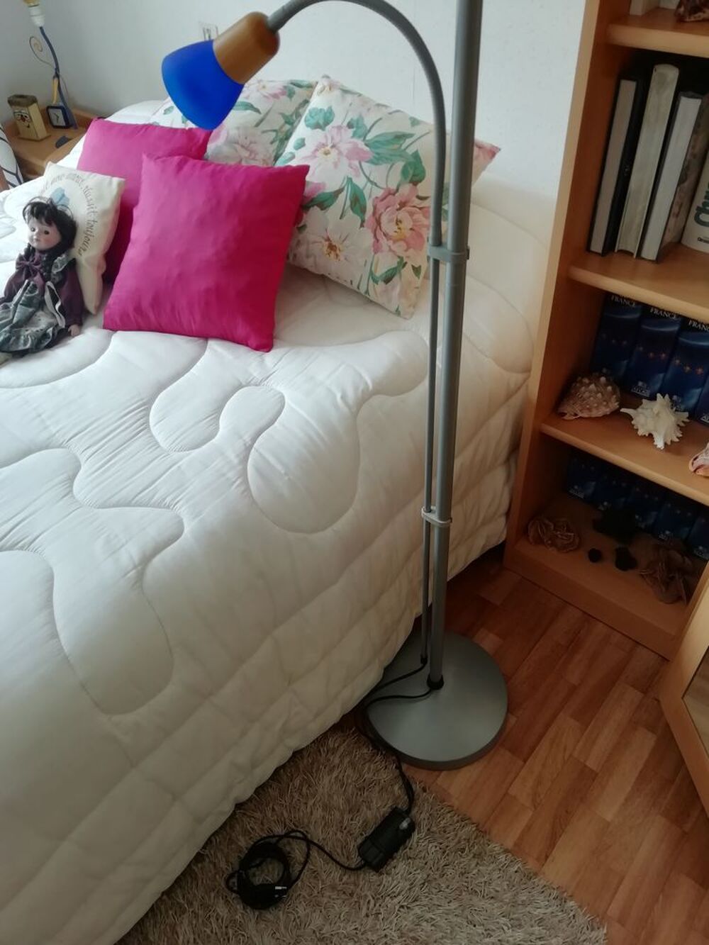 lampadaire design gris sur pied globe bleu Décoration