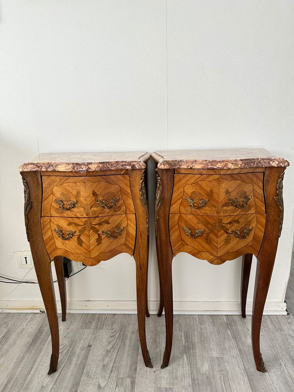 Paire de tables de chevet en marqueterie avec dessus marbre Meubles