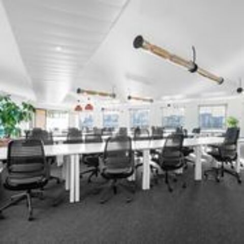 Un bureau de coworking ouvert enti&egrave;rement &eacute;quip&eacute; pour vous et votre &eacute;quipe &agrave; Paris, Spaces Etoile 9816 75008 Paris